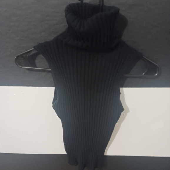 Women stretchable ribbed turtleneck sleveless Black top - Picture 5 of 8